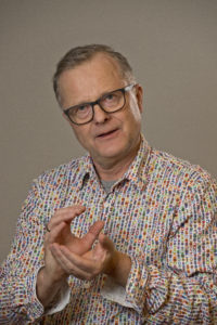 Bilde av Nils Erik Ness i fargerik skjorte med "talende hender".